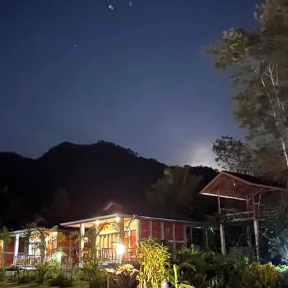บ้านพักสว่างไสวใต้ท้องฟ้ายามค่ำคืน